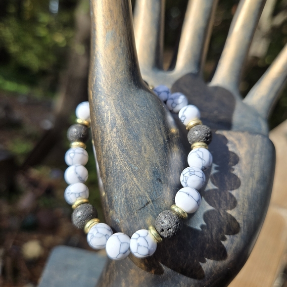 Howlite & volcanic natural crystal gemstone stretch bracelet - Picture 4 of 5